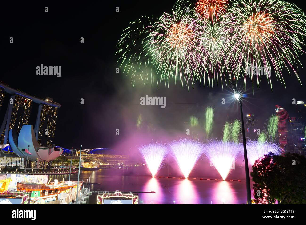 Multi burst firework display hi-res stock photography and images - Alamy