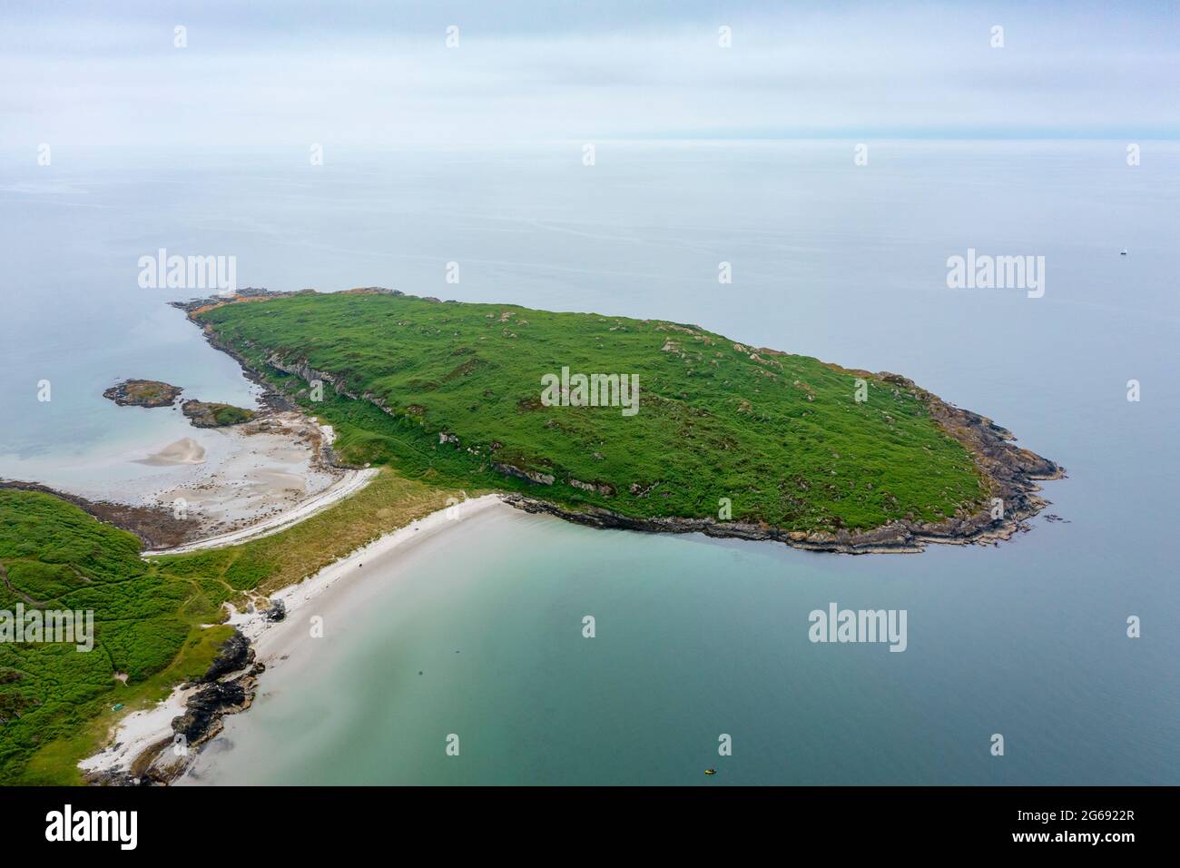 The Twin Beaches tombolo or sandy isthmus at An Doirlinn next to Eilean Garbh island at north end of  Isle of Gigha, Kintyre peninsula, Argyll & Bute, Stock Photo