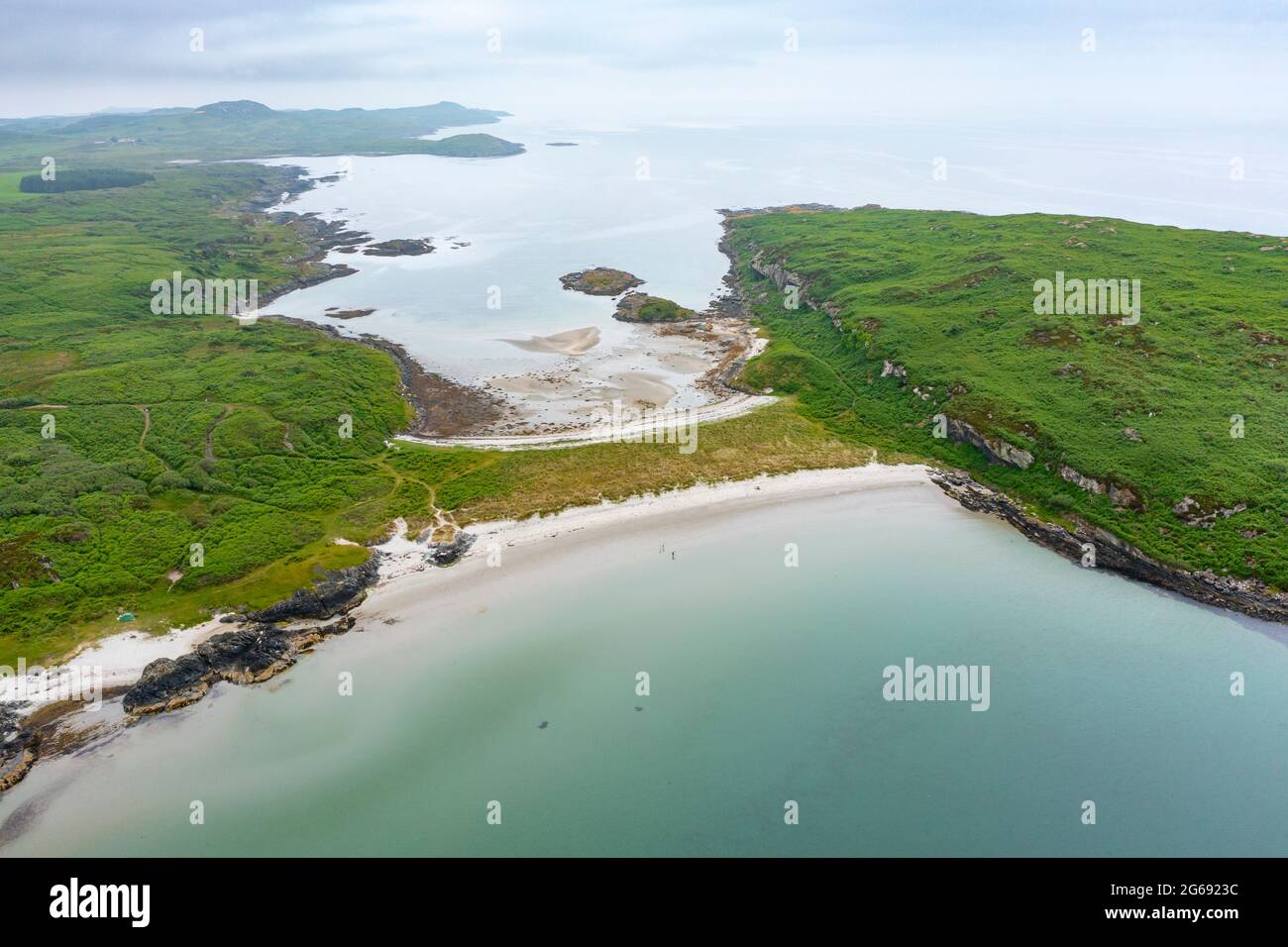 The Twin Beaches tombolo or sandy isthmus at An Doirlinn next to Eilean Garbh island at north end of  Isle of Gigha, Kintyre peninsula, Argyll & Bute, Stock Photo