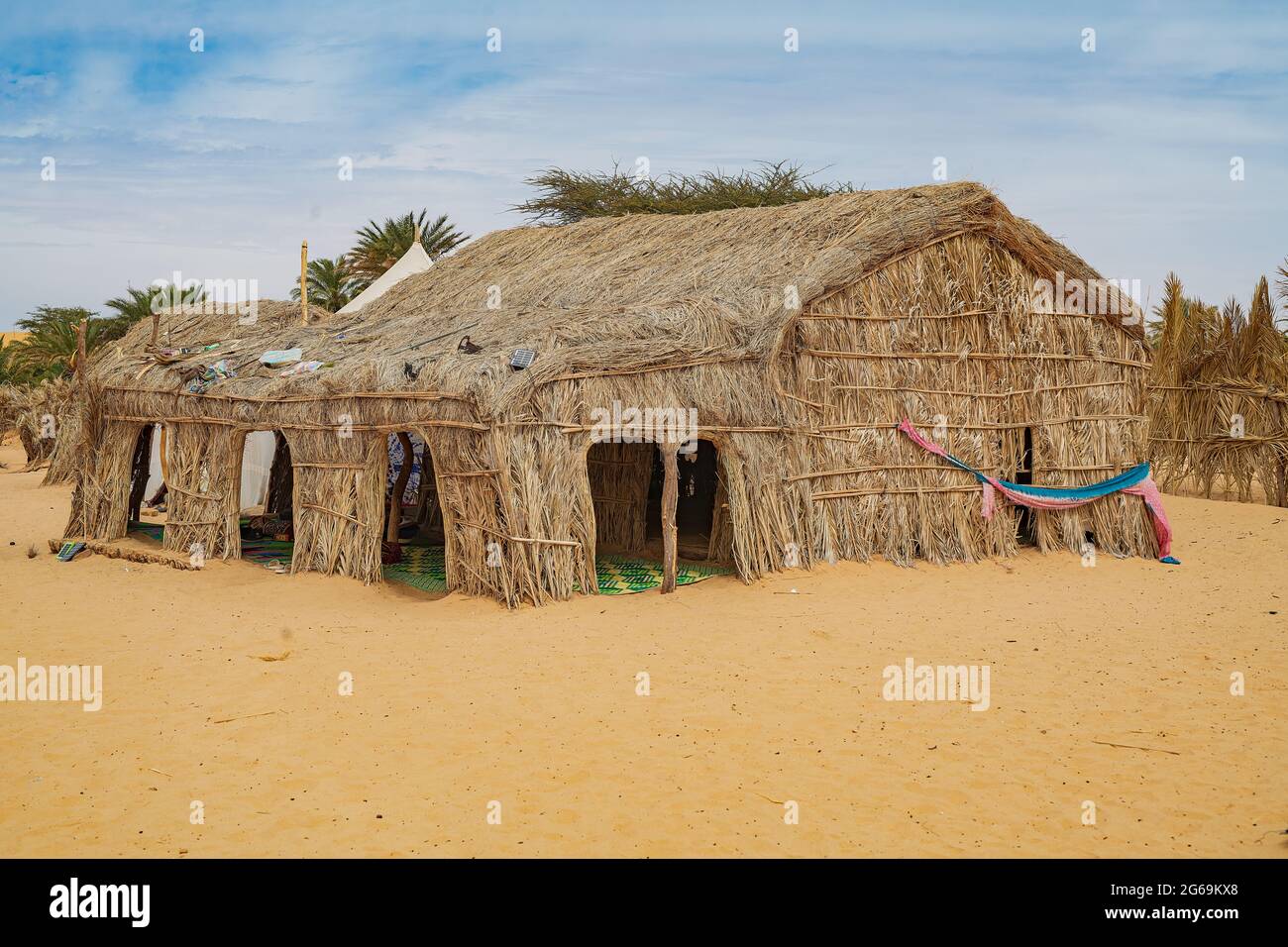Straw hut in the Sahara Stock Photo Alamy