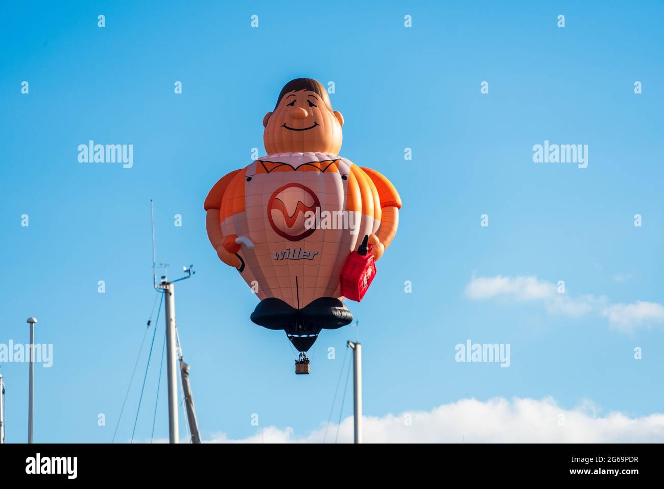 Der Kieler Heißluftballon Der Dicke Anton an einem sommerlichen Abend über die Kieler Innenförde fahrend Stock Photo