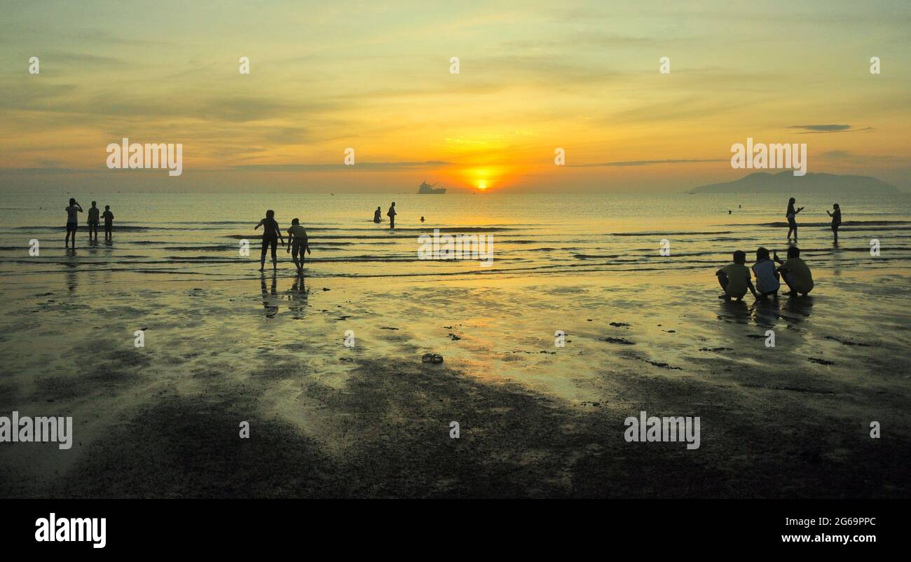 Sunrise in Cua Lo beach. A beautìull morring in the beach, middle in Vietnam Stock Photo