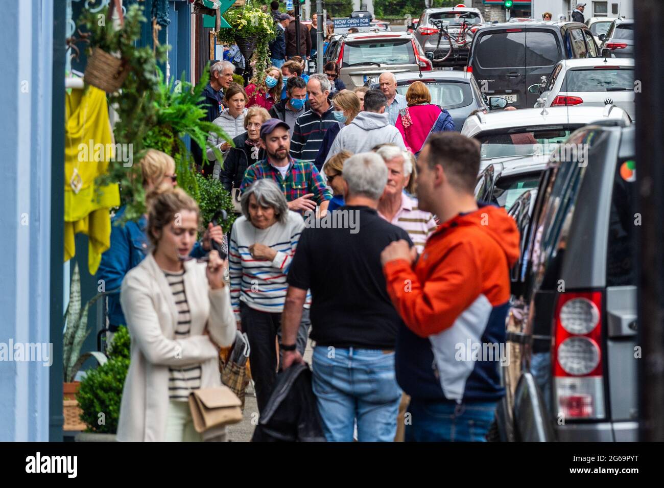 Kenmare, Co. Kerry, Ireland. 4th July, 2021. The Co. Kerry town of Kenmare was very busy today, with many people eating outside as COVID-19 restrictions forbid people to eat indoors. A few people wore facemasks, but most tourists were mask-free. Credit: AG News/Alamy Live News Stock Photo