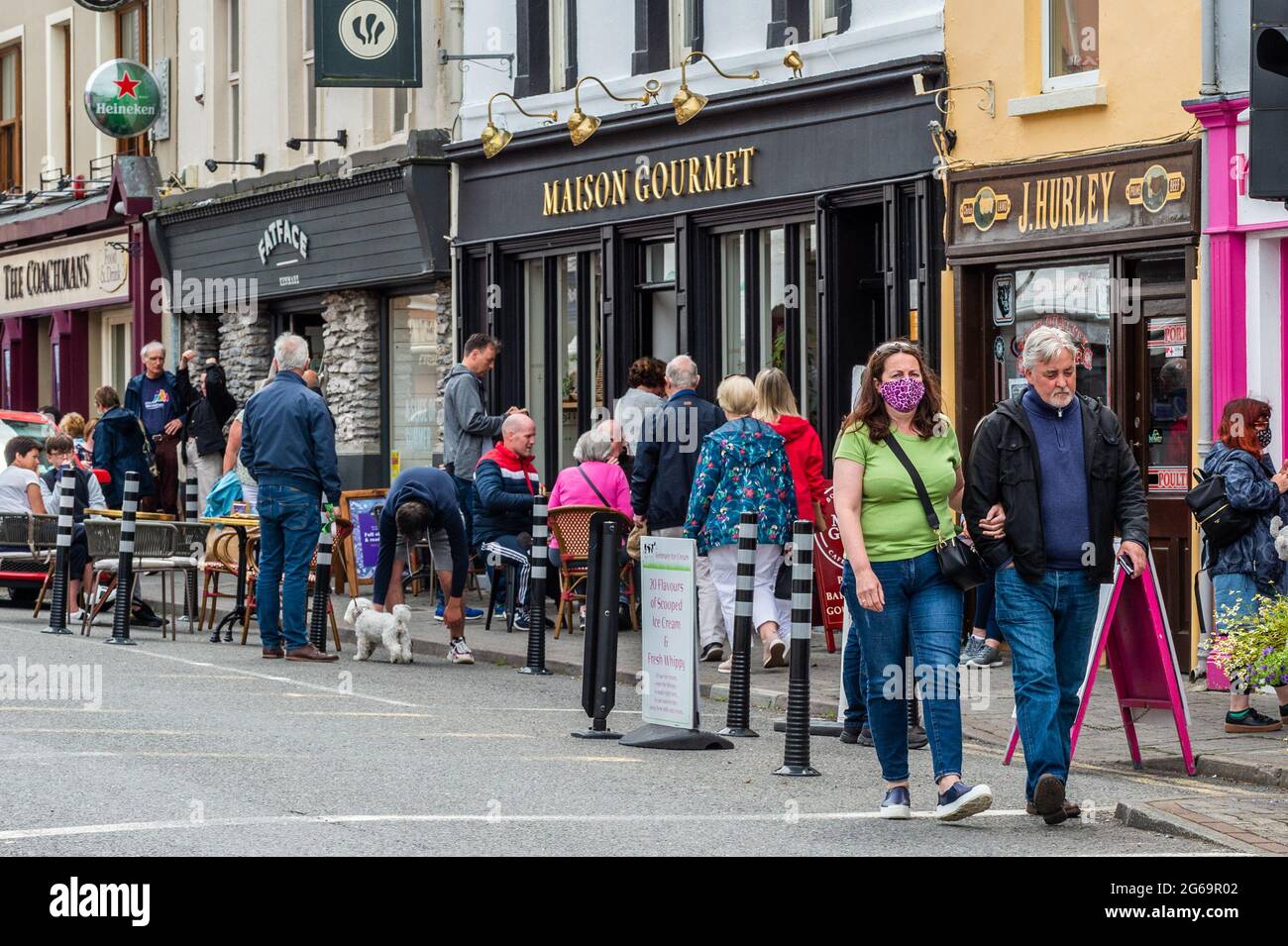 Kenmare, Co. Kerry, Ireland. 4th July, 2021. The Co. Kerry town of Kenmare was very busy today, with many people eating outside as COVID-19 restrictions forbid people to eat indoors. A few people wore facemasks, but most tourists were mask-free. Credit: AG News/Alamy Live News Stock Photo