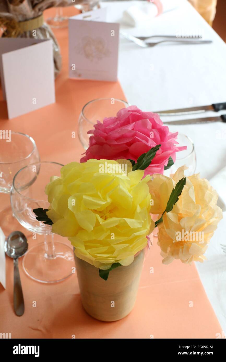 Bouquet de fausses fleurs sur une table de mariage. Saint-Gervais-les-Bains. Haute-Savoie. Auvergne-Rhône-Alpes. France. Stock Photo