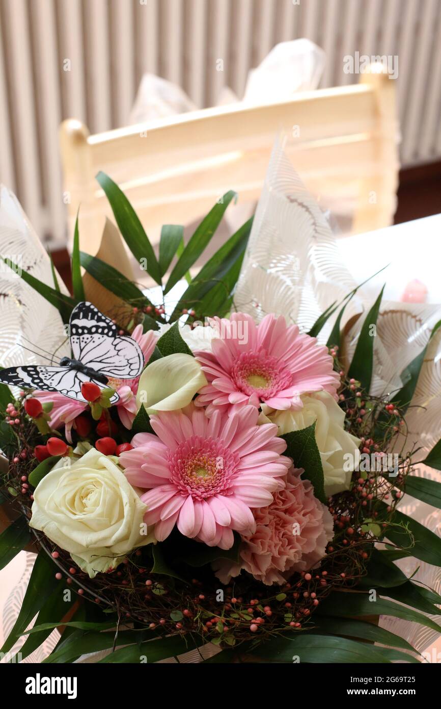 Bouquet de fleurs sur une table de mariage. Saint-Gervais-les-Bains. Haute-Savoie. Auvergne-Rhône-Alpes. France. Stock Photo