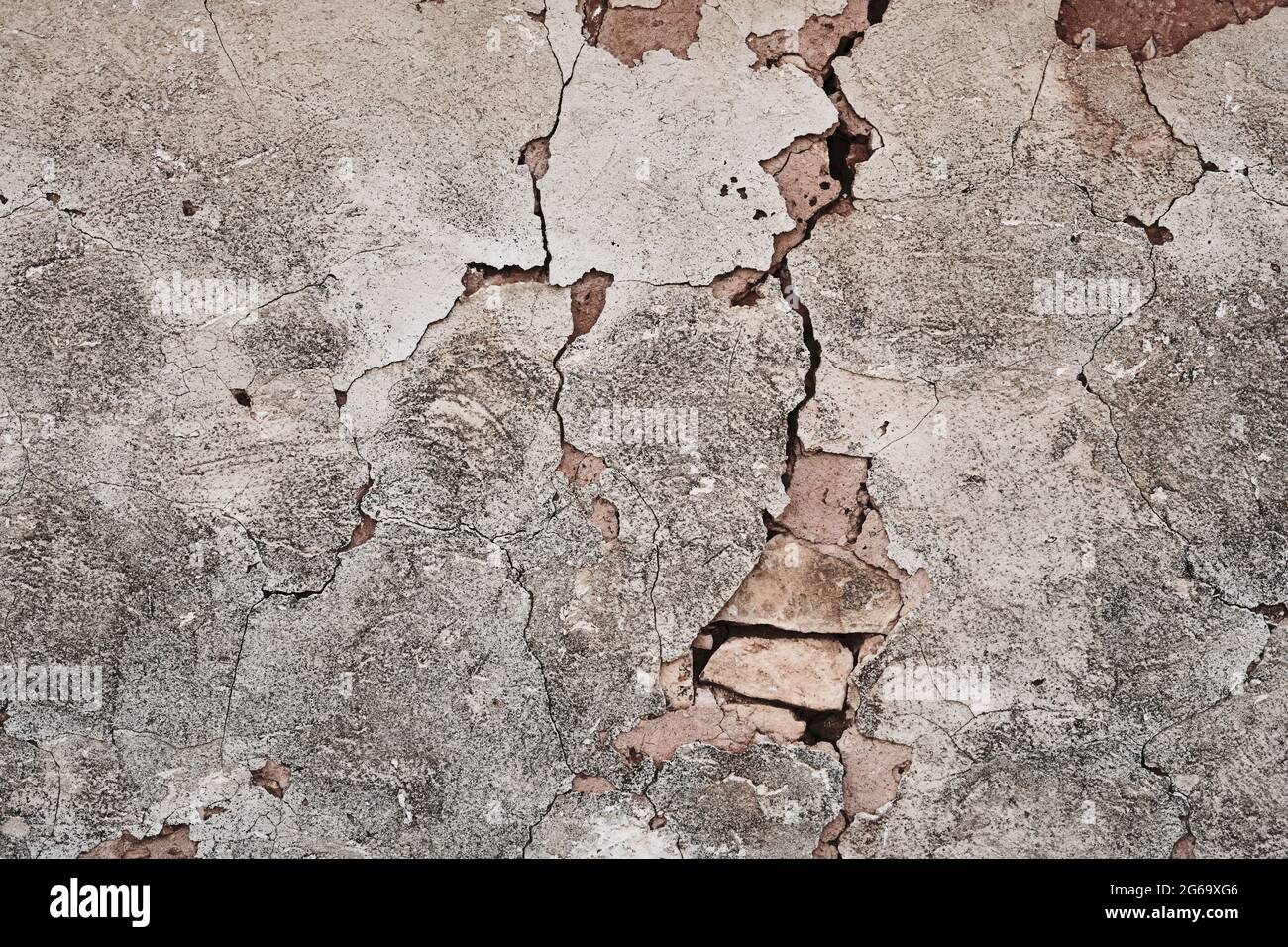 Old whitewashed cracked wall grunge background or texture Stock Photo