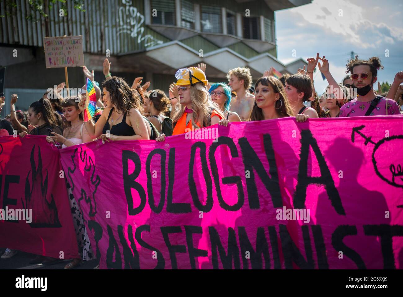 Bologna Pride 2021, thousands parade in the heart of Bologna revolt