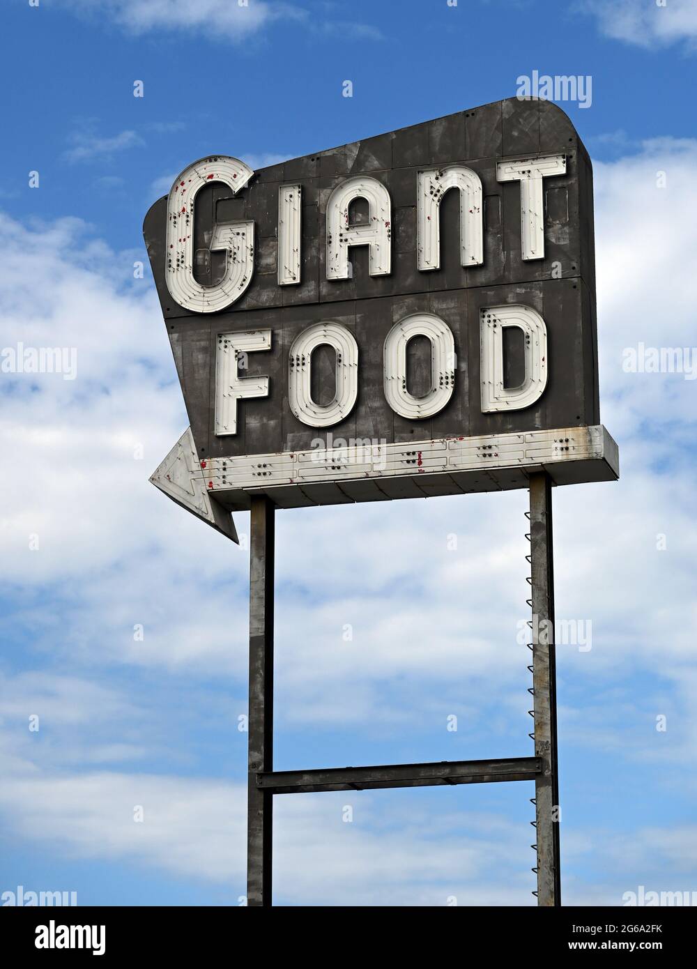 The iconic Giant Food sign in Laurel, Maryland. Stock Photo