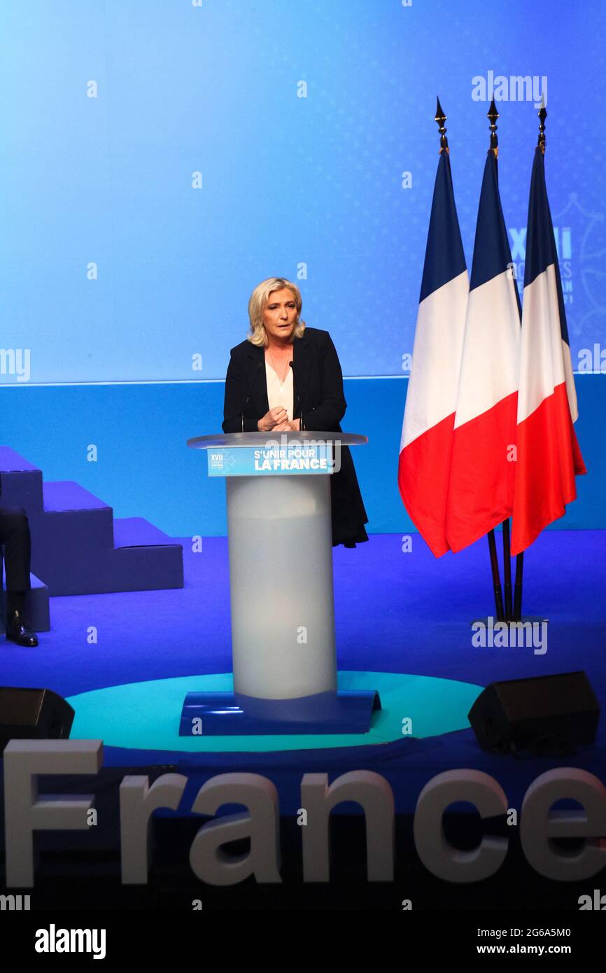 Marine Le Pen lors du discours devant Des militants venu en grande nombre un nombre limité à 1000 personnes Le Rassemblement National a organisé son XVIIe congrès à Perpignan (France), les 3 et 4 juillet 2021. Après les récentes élections régionales et départementales, et la baisse du nombre dâÂ€Â™élus, le parti dâÂ€Â™extrême droite est confronté à une crise interne. Les membres ont voté pour lâÂ€Â™élection du Conseil national et du président du mouvement. - Marine Le Pen during the speech in front of activists came in large numbers a limited number to 1000 people.The 'Rassemblement National' Stock Photo