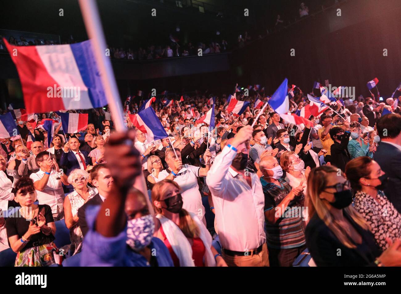 Des militants venu en grande nombre un nombre limité à 1000 personnes. Le Rassemblement National a organisé son XVIIe congrès à Perpignan (France), les 3 et 4 juillet 2021. Après les récentes élections régionales et départementales, et la baisse du nombre dâÂ€Â™élus, le parti dâÂ€Â™extrême droite est confronté à une crise interne. Les membres ont voté pour lâÂ€Â™élection du Conseil national et du président du mouvement. - Marine Le Pen during the speech in front of activists came in large numbers a limited number to 1000 people. The 'Rassemblement National' organized its XVIIth congress in Per Stock Photo