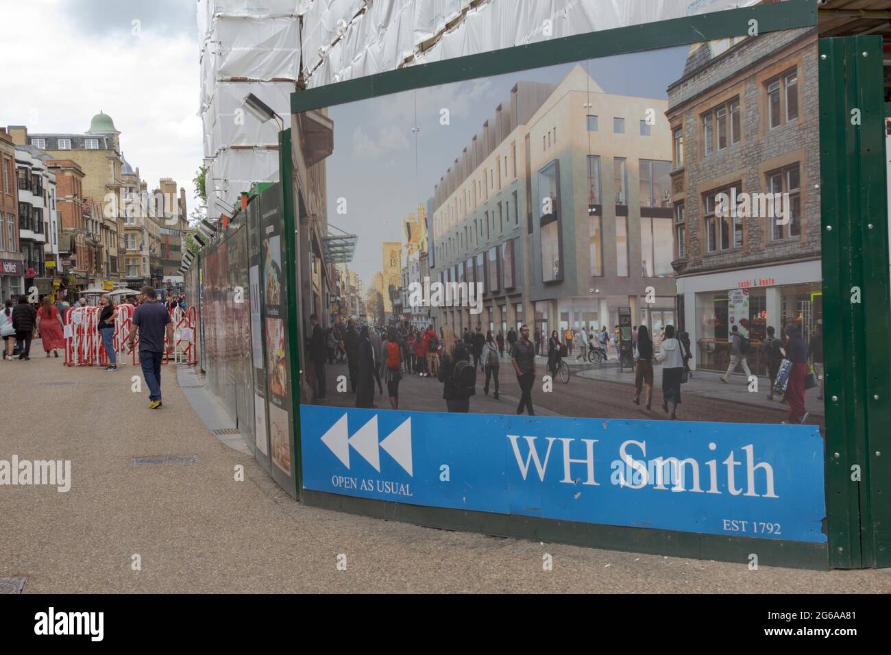 Oxford, Oxfordshire, UK. 10th June 2021. UK. Shoppers and Tourists enjoy the sunshine and shopping in picturesque Oxford during the Pandemic Stock Photo