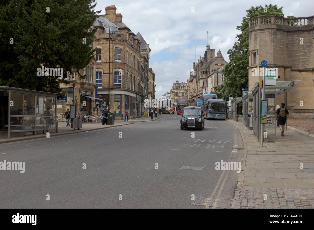 Oxford, Oxfordshire, UK. 10th June 2021. UK. Shoppers and Tourists enjoy the sunshine and shopping in picturesque Oxford during the Pandemic Stock Photo