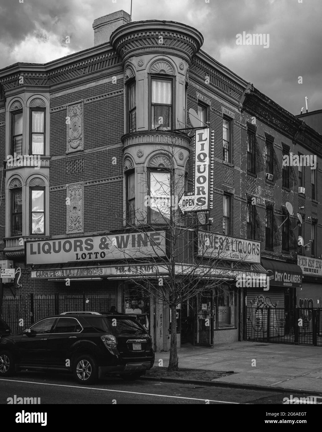 Liquor store Black and White Stock Photos & Images Alamy