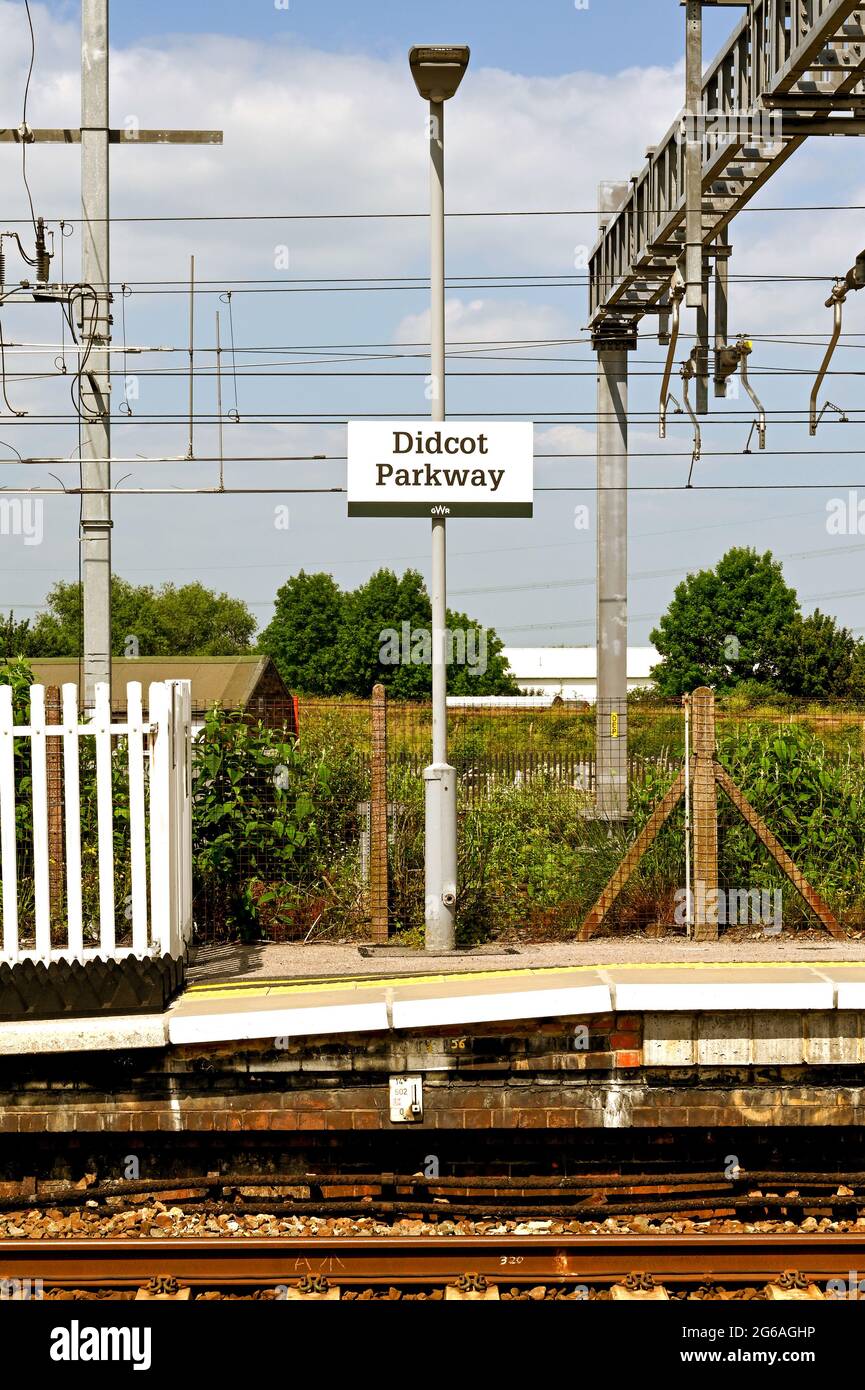 Didcot, Oxfordshire, England - June 2021: Sign and overhead cables above one of the platforms of Didcot Parkway railway station. Stock Photo