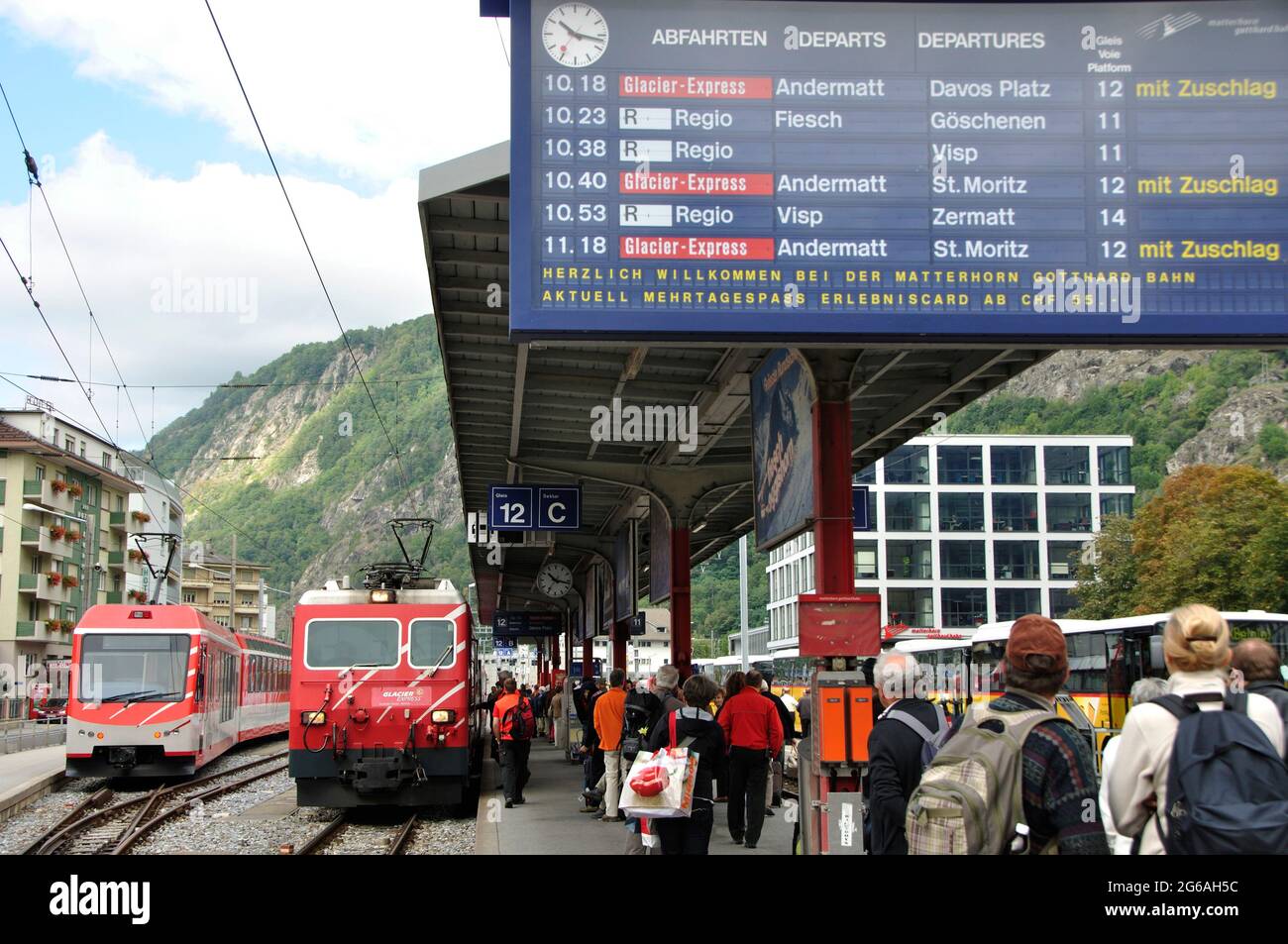Der Glacier Express fährt von Zermatt quer durch die Alpen via Brig, Andermatt - Disentis - Chur durch das Unesco Weltkulturerbe nach St. Moritz. The Stock Photo
