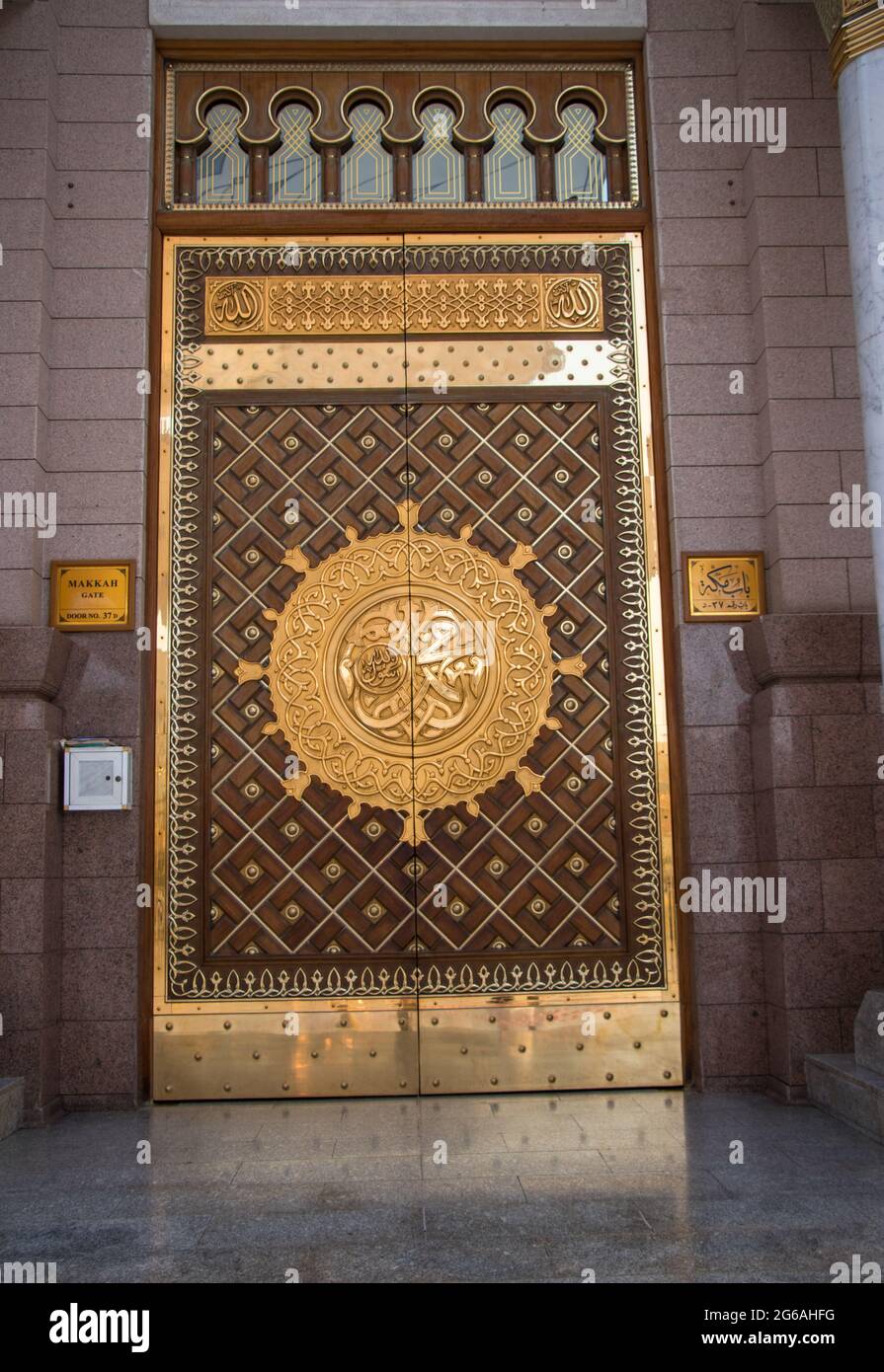The door of Masjid Nabawi. Arabic Calligraphy Muhammad Rasulullah Stock Photo Alamy