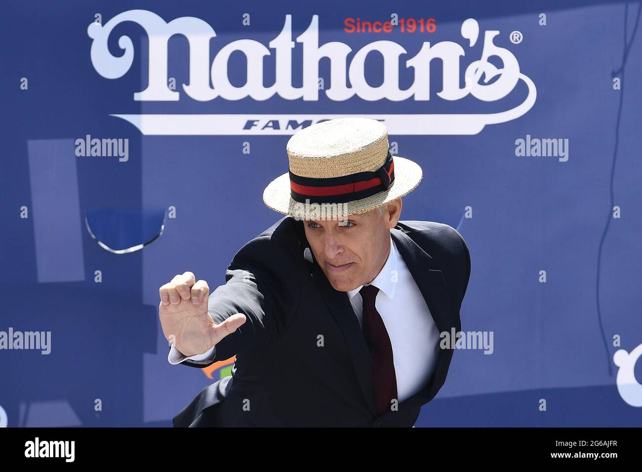 New York Usa 04th July 21 Host And Mc George Shea Entertains Crowds As In Person Attendance Resumes For The 21 Nathan S Famous Fourth Of July International Hot Dog Eating Contest As In Person Attendance New York Usa 04th July 21 Host And Mc George Shea Entertains Crowds As In Person Attendance Resumes For The 21 Nathan S Famous Fourth Of July International Hot Dog Eating Contest As In Person Attendance