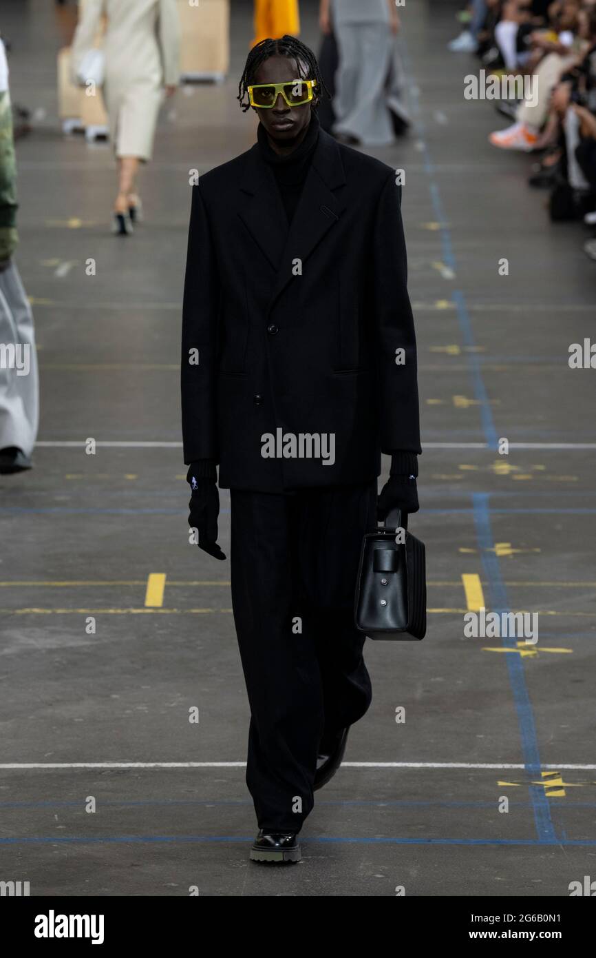 Paris, France. 04th July, 2021. Bella Hadid at OFF-WHITE Fall Winter 2021  collection runway on July 2021 - Paris, France. 04/07/2021 Credit:  dpa/Alamy Live News Stock Photo - Alamy