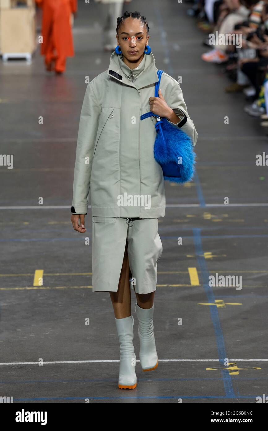 Paris, France. 04th July, 2021. Bella Hadid at OFF-WHITE Fall Winter 2021  collection runway on July 2021 - Paris, France. 04/07/2021 Credit:  dpa/Alamy Live News Stock Photo - Alamy