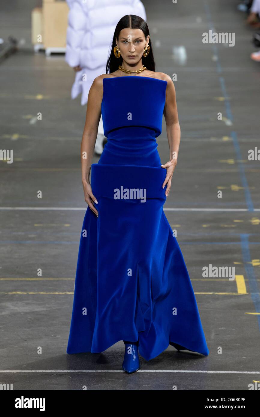 Paris, France. 04th July, 2021. Bella Hadid at OFF-WHITE Fall Winter 2021  collection runway on July 2021 - Paris, France. 04/07/2021 Credit:  dpa/Alamy Live News Stock Photo - Alamy