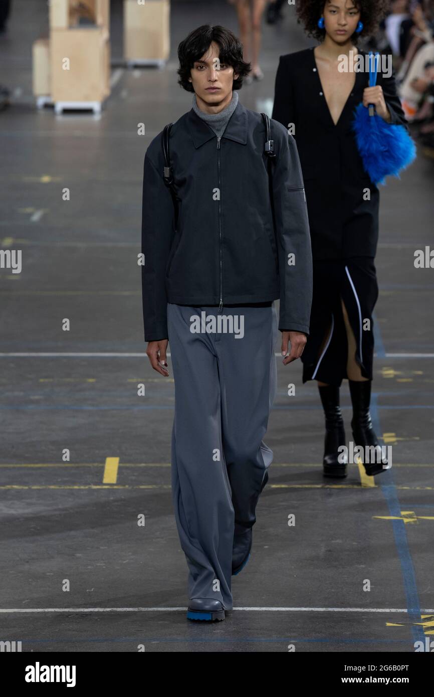 Paris, France. 04th July, 2021. Bella Hadid at OFF-WHITE Fall Winter 2021  collection runway on July 2021 - Paris, France. 04/07/2021 Credit:  dpa/Alamy Live News Stock Photo - Alamy