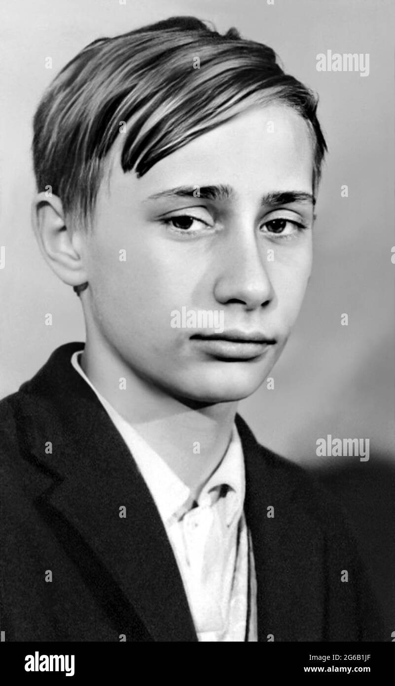 1966 , URSS  : The russian politician VLADIMIR PUTIN ( born in Lelingrad , 7 october 1952 ) when was young , aged 14 at school . - Presidente della Federazione Russa - RUSSIA - POLITICO -  POLITICA - POLITIC - personalità personalità da giovane giovani - personality personalities when was young  - teenager - adolescente - adolescenza --- Archivio GBB Stock Photo