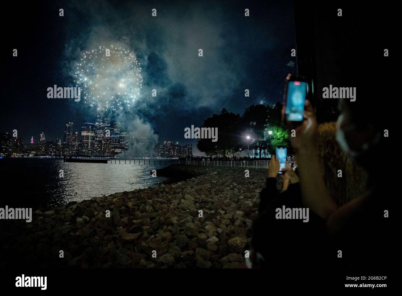 July 4, 2021: Families watch the Jersey City fireworks display from the Newport area of Jersey City, NJ, Sunday, July 4, 2021. Credit: Michael Candelori/ZUMA Wire/Alamy Live News Stock Photo
