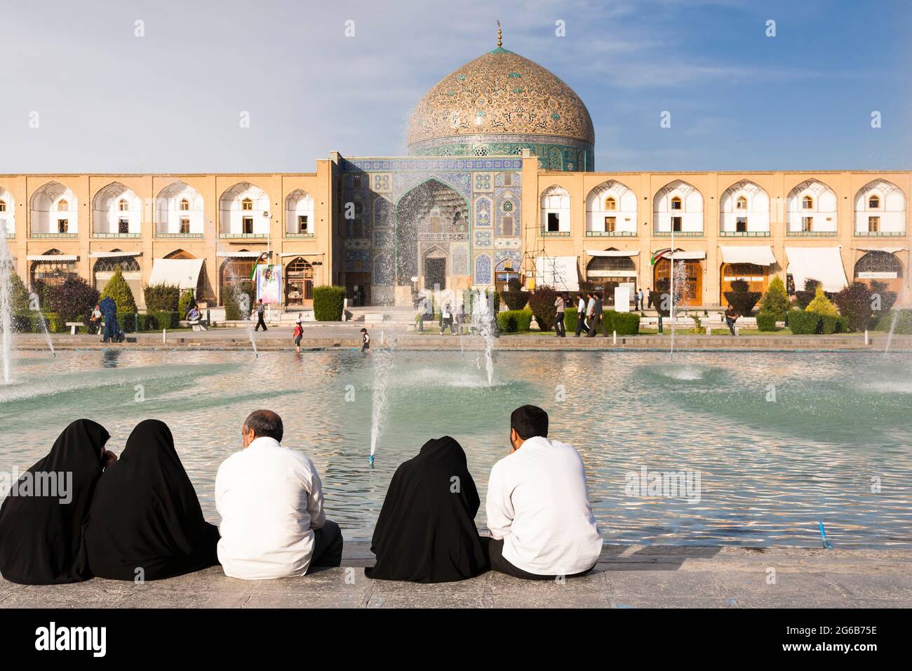 Imam square,people resting at fountain pool, Sheikh Lotfollah Mosque, Isfahan(Esfahan), Isfahan Province, Iran, Persia, Western Asia, Asia Stock Photo