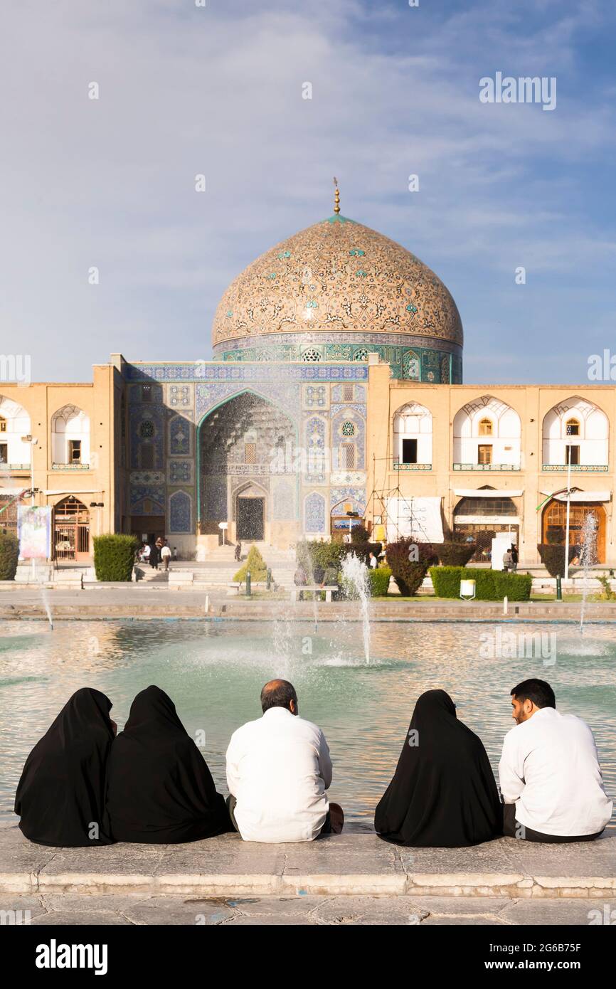 Imam square,people resting at fountain pool, Sheikh Lotfollah Mosque, Isfahan(Esfahan), Isfahan Province, Iran, Persia, Western Asia, Asia Stock Photo