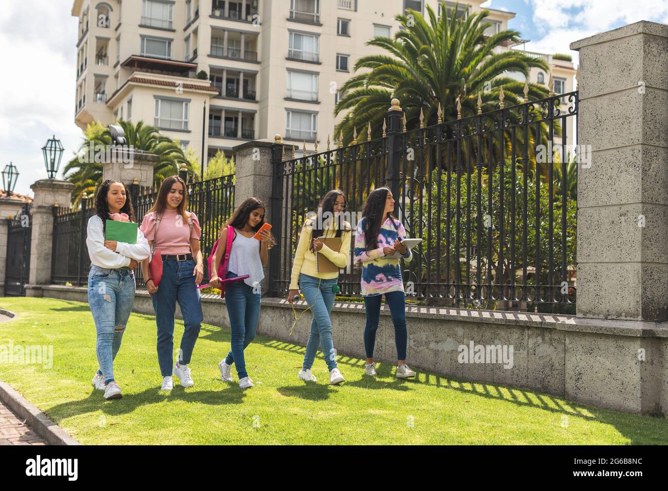 Teen girl friends hi-res stock photography and images - Alamy