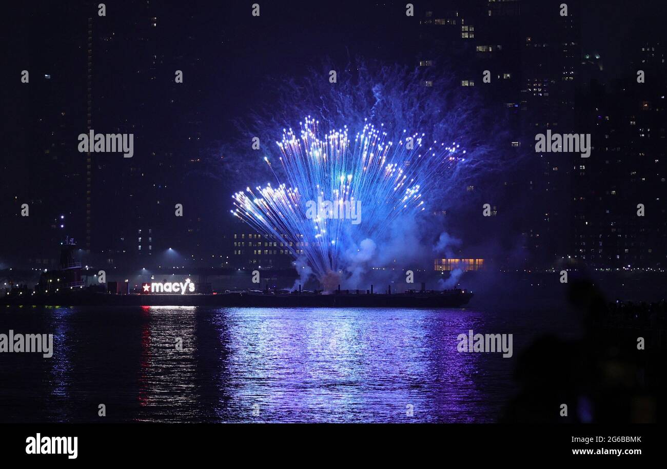 Long Island City, New York, USA, July 04, 2021 - Thousands of People Watched the 2021 Macys 4th of July Fireworks Today at Long Island City Queens. Photo: Luiz Rampelotto/EuropaNewswire PHOTO CREDIT MANDATORY. Stock Photo
