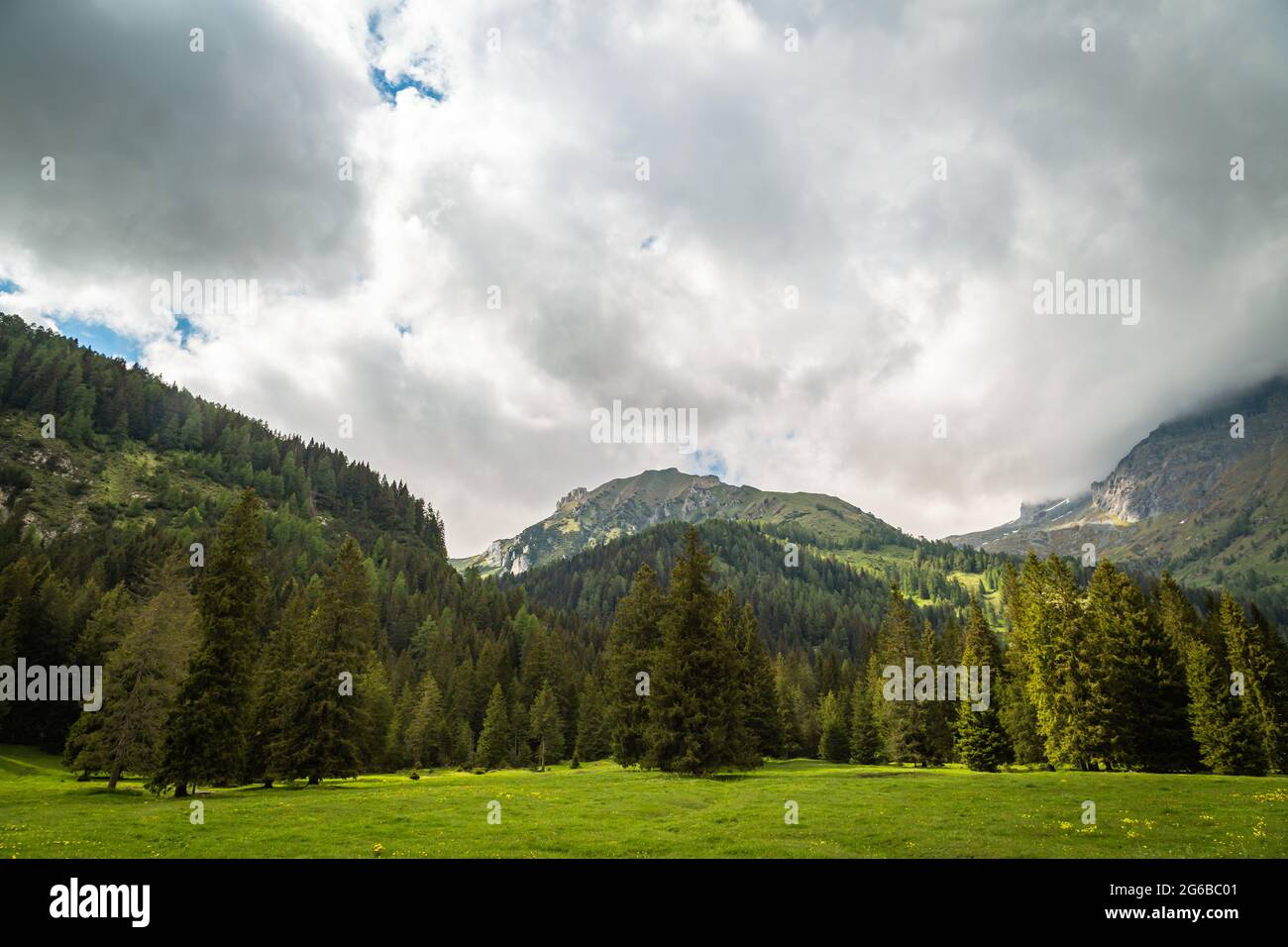 Hiking adventure tours hi-res stock photography and images - Alamy