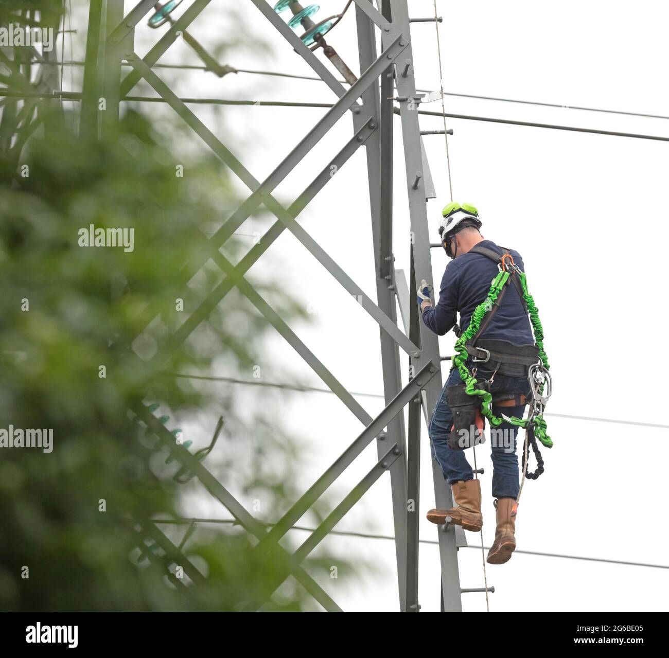 Electrician is working on a pole, high voltage Stock Photo Alamy