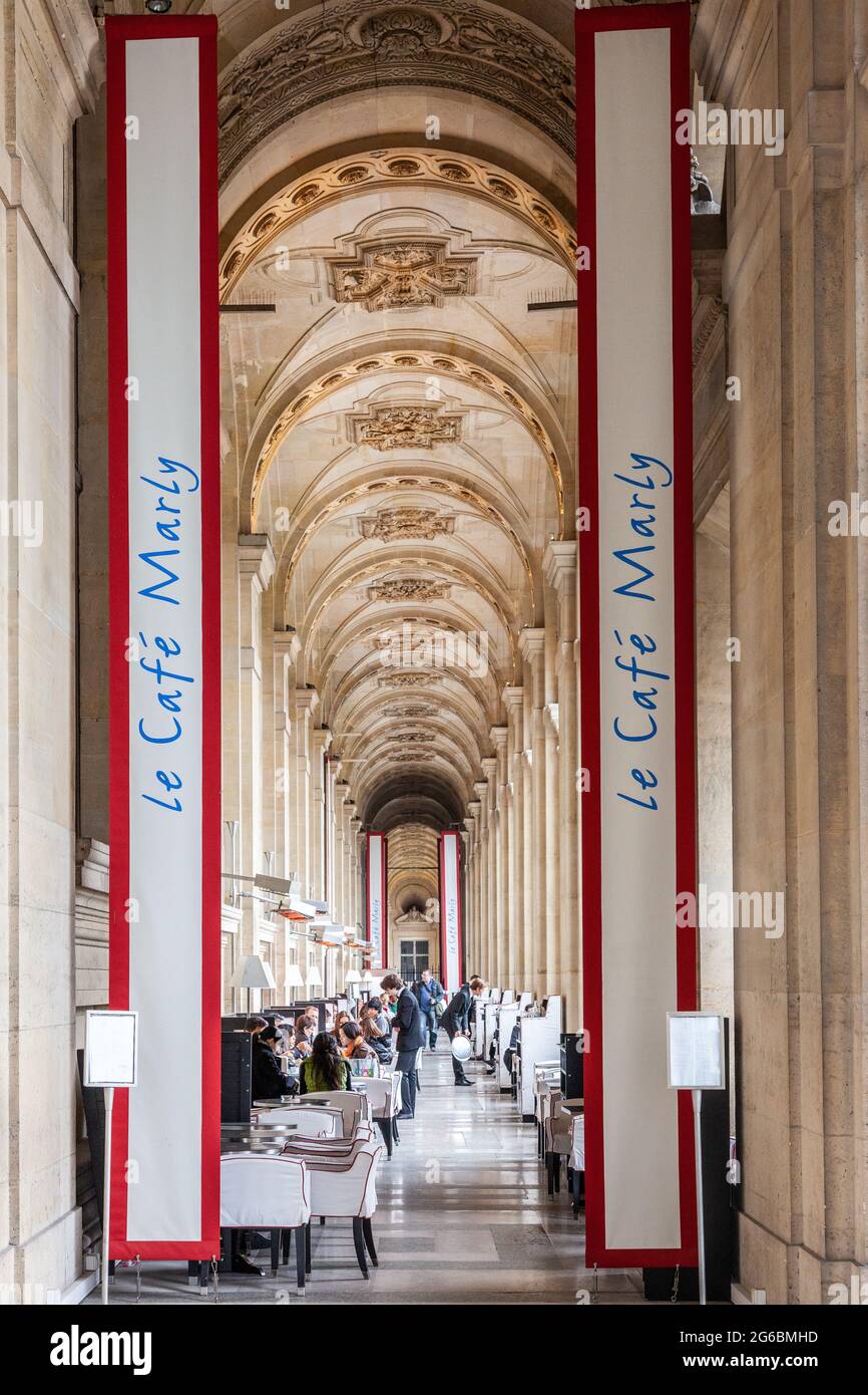 Le Café Marly brasserie under the arcades of the Louvre, Paris Stock Photo