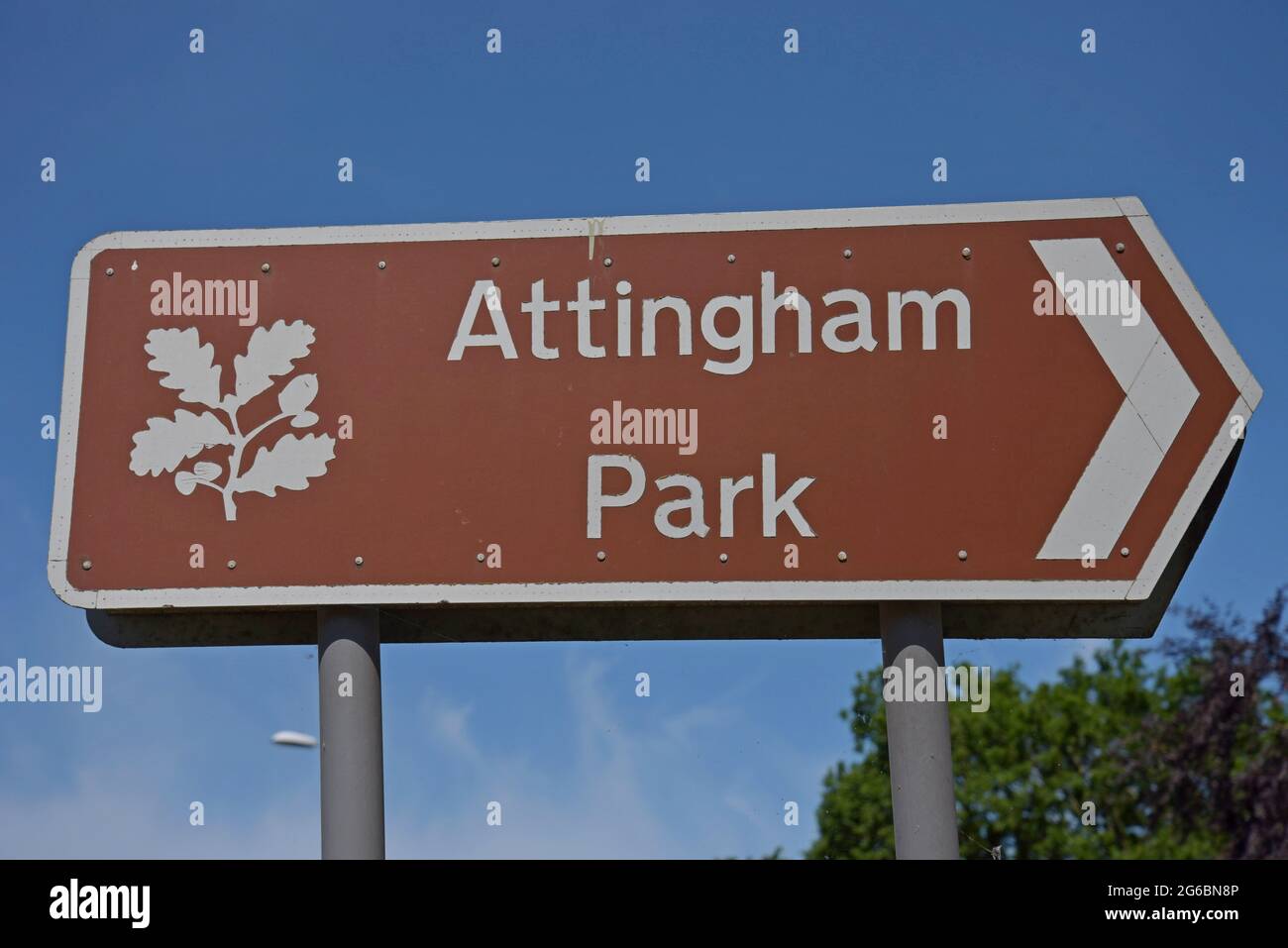 Brown tourism road sign pointing to the  main entrance of Attingham Park estate in Shropshire. Located near the village of Atcham, Shrewsbury Stock Photo