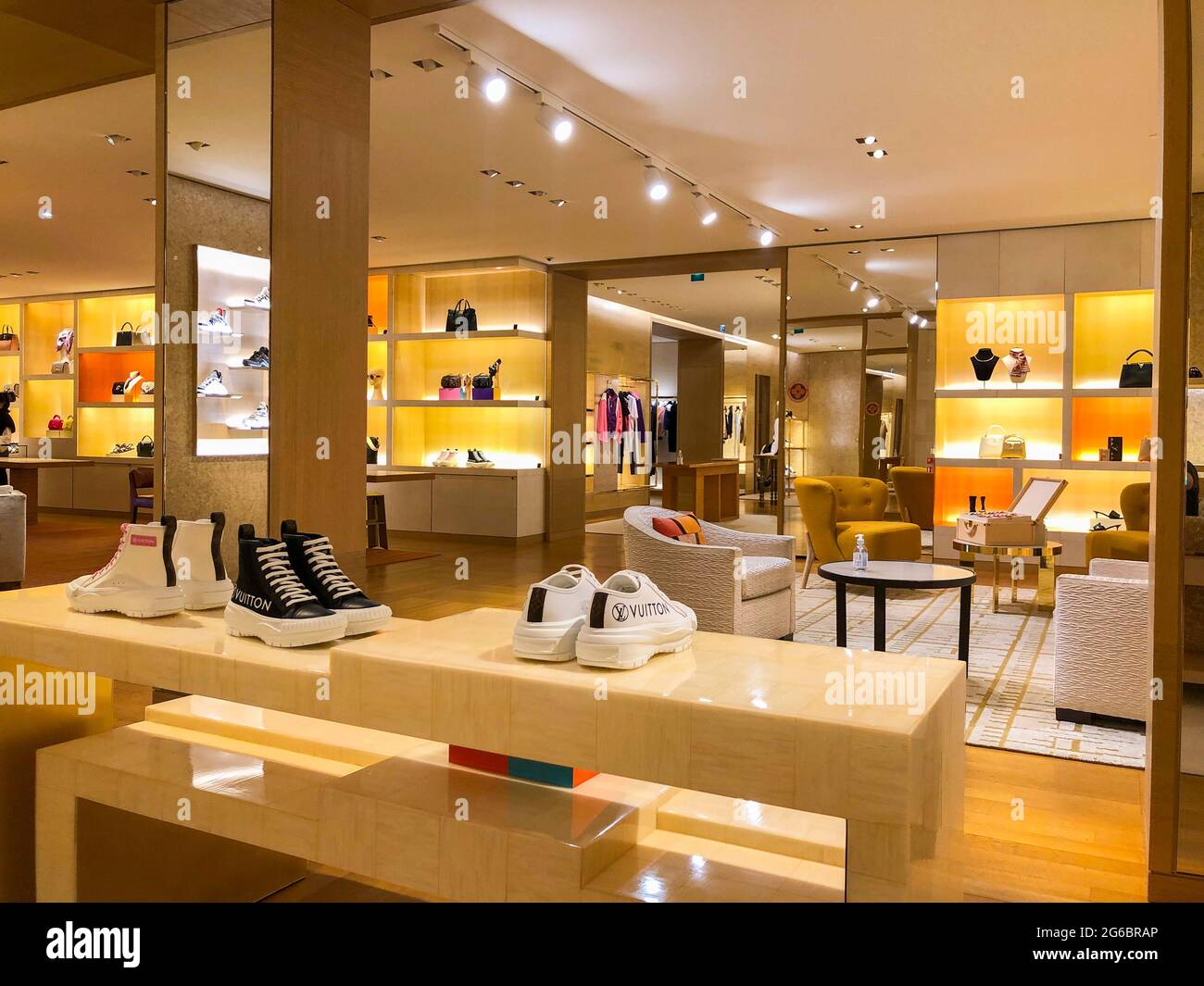 Paris, France, Louis Vuitton Store, LVMH Display, contemporary interiors,  Showroom, Fashion Design modernist INTERIOR DESIGN, Prestige consumer, Rich  Products Stock Photo - Alamy