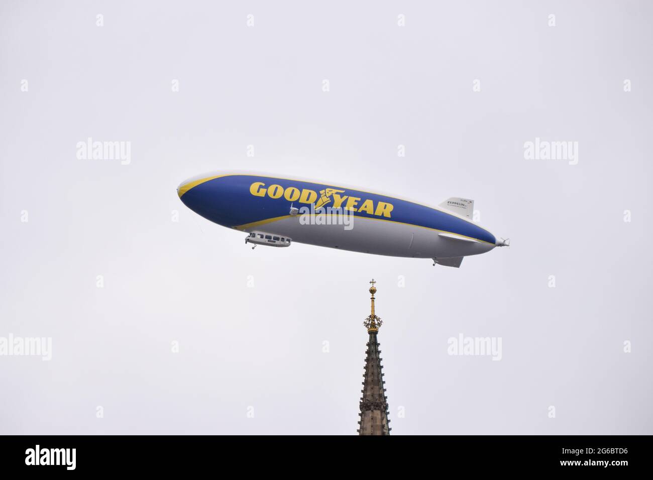 Download Page 2 Blimp Advertising High Resolution Stock Photography And Images Alamy