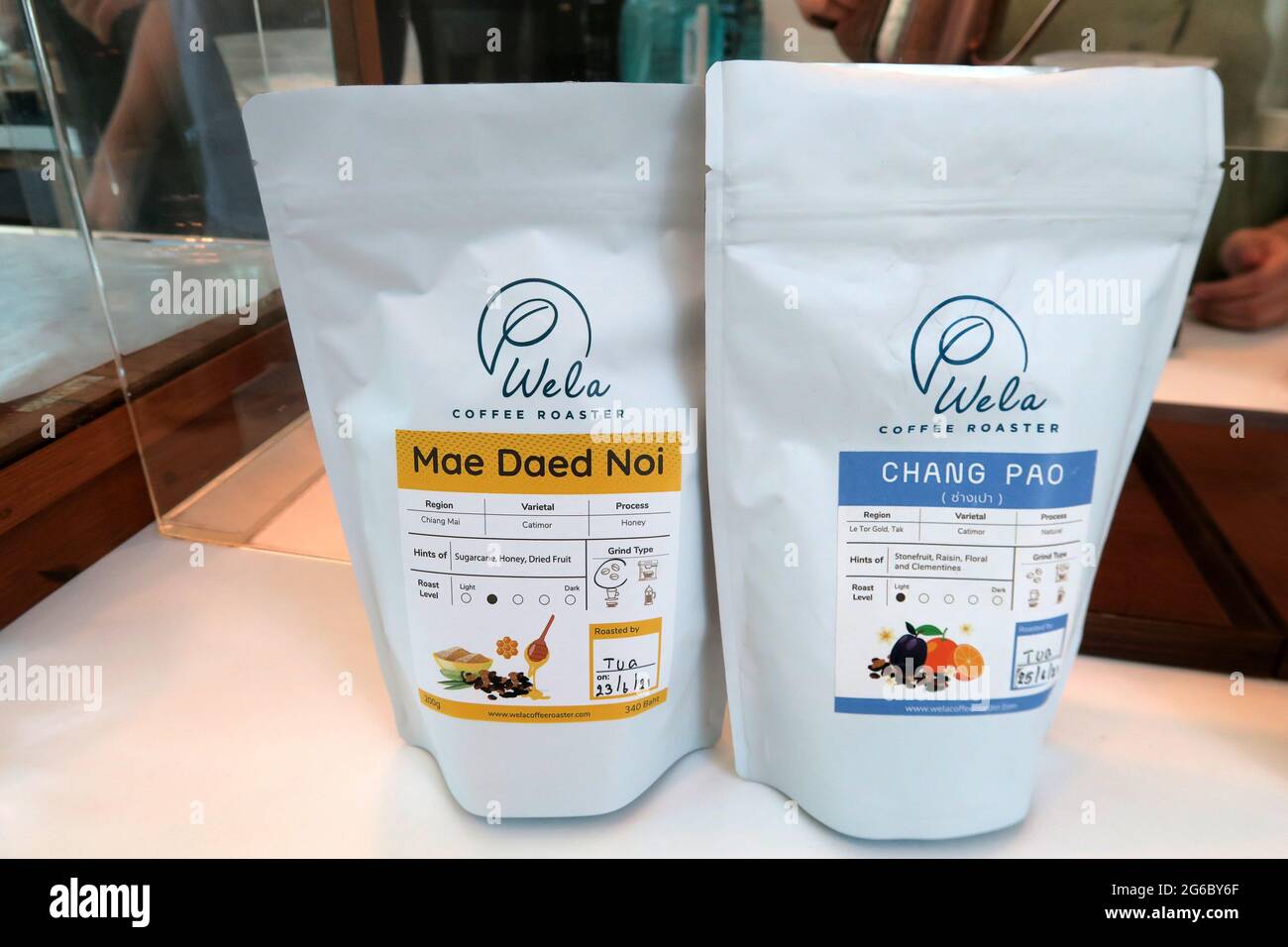 Arabica roasted coffee beans from Northern Thailand Mae Daed Noi (left) from Chiang Mai and Chang Pao from Le Tor Glo, Tak Province Stock Photo
