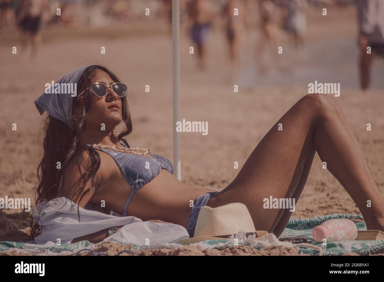 Pretty girl bikini tan hi-res stock photography and images - Alamy