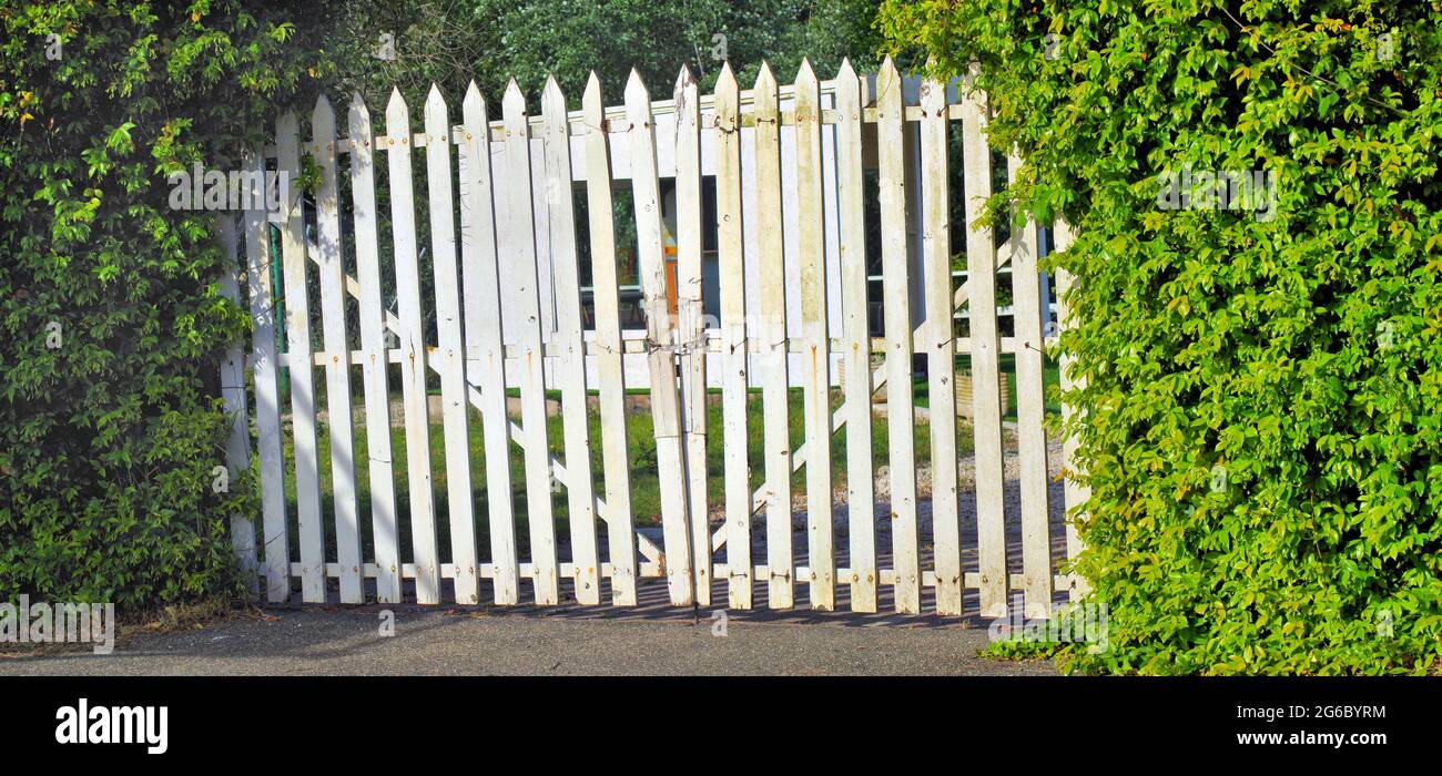 White wooden gate hi-res stock photography and images - Alamy