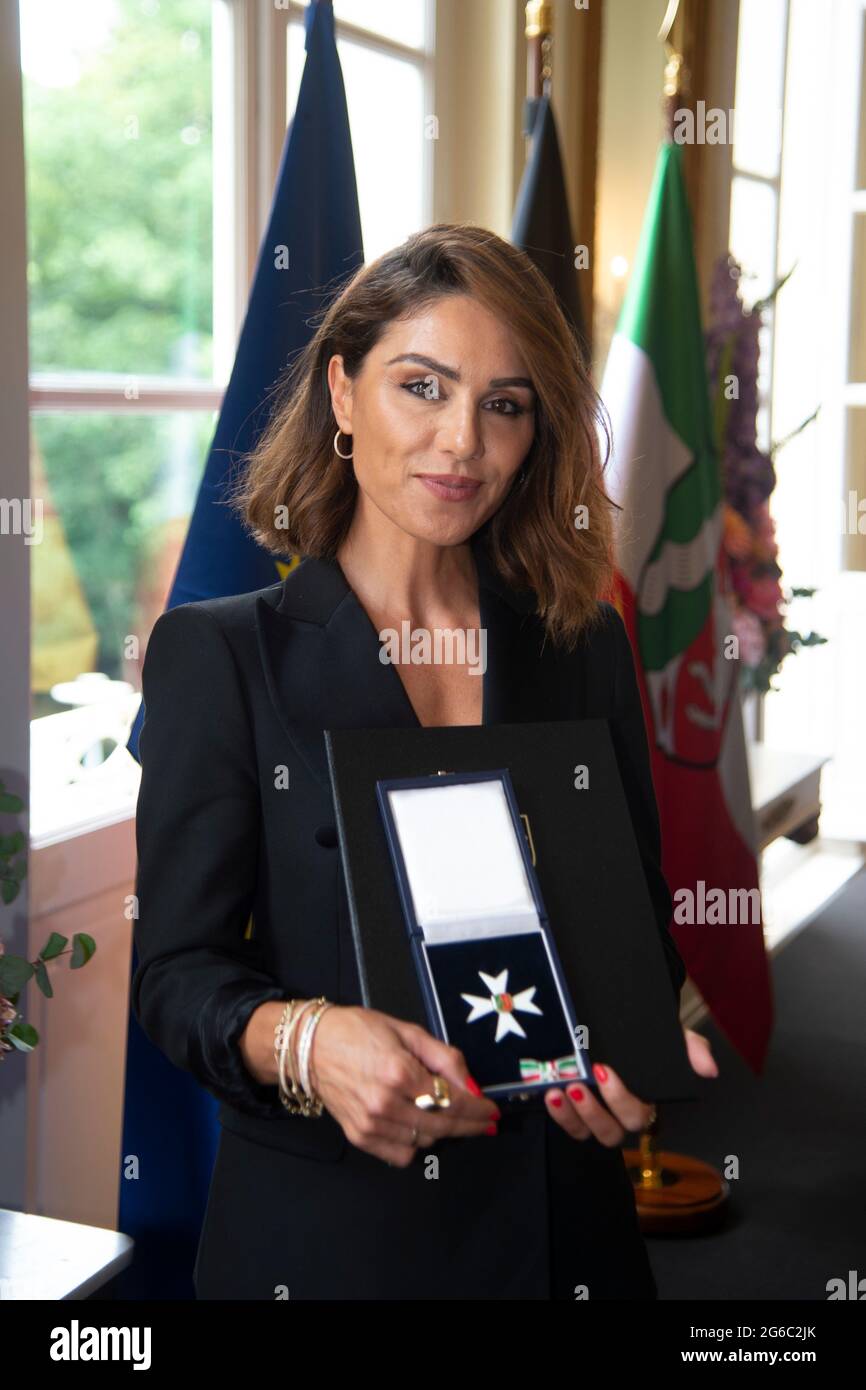 Duesseldorf, Deutschland. 28th June, 2021. TV presenter Nazan ECKES, with the Order of Merit, Prime Minister Armin Laschet honors citizens of North Rhine-Westphalia for their exceptional commitment to society with the Order of Merit of the State, award of the Order of Merit of the State of North Rhine-Westphalia in Duesseldorf on June 28, 2021 ÃÂ‚Ã ‚ Credit: dpa/Alamy Live News Stock Photo
