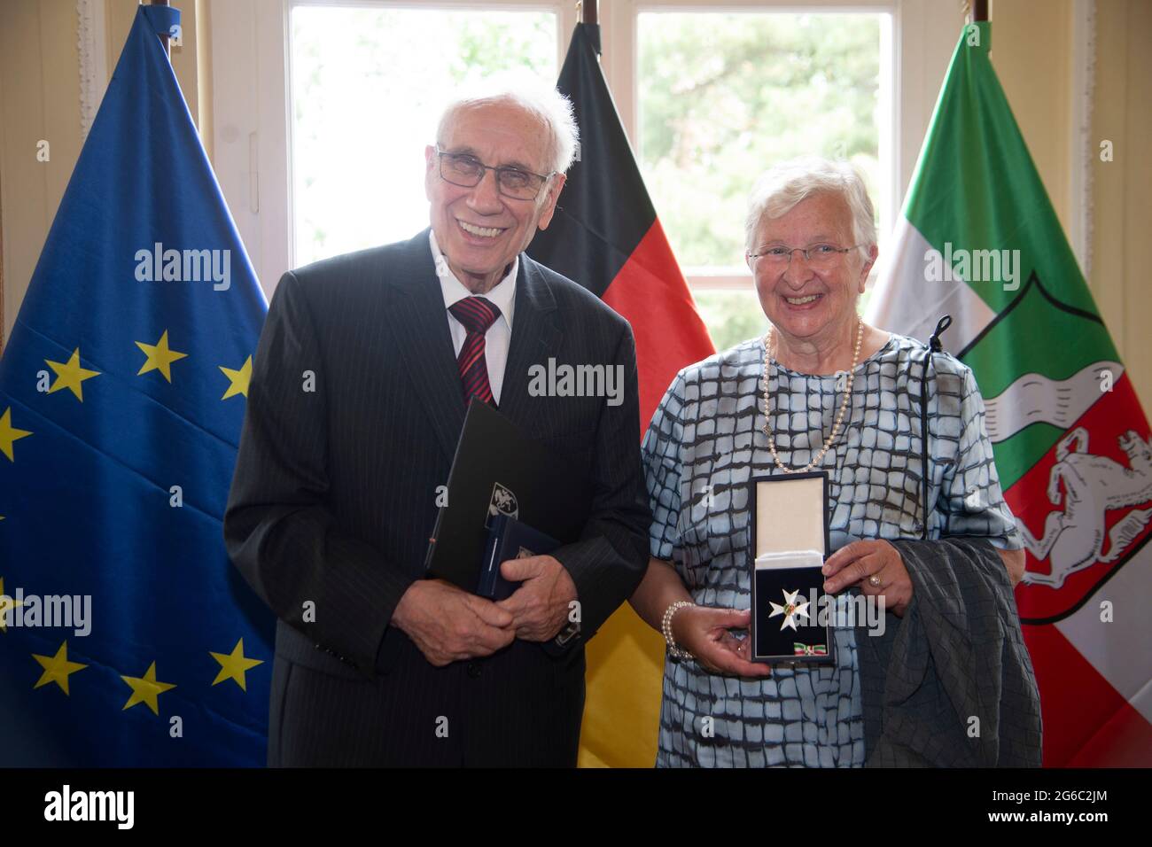 Duesseldorf, Deutschland. 28th June, 2021. The couple Ursula and Heribert HOELZ, HÃ¶lz, with their Order of Merit, Prime Minister Armin Laschet honors citizens of North Rhine-Westphalia for their exceptional commitment to society with the Order of Merit of the State, award of the Order of Merit of the State of North Rhine-Westphalia in Duesseldorf on 06/28/2021 ÃÂ Credit: dpa/Alamy Live News Stock Photo