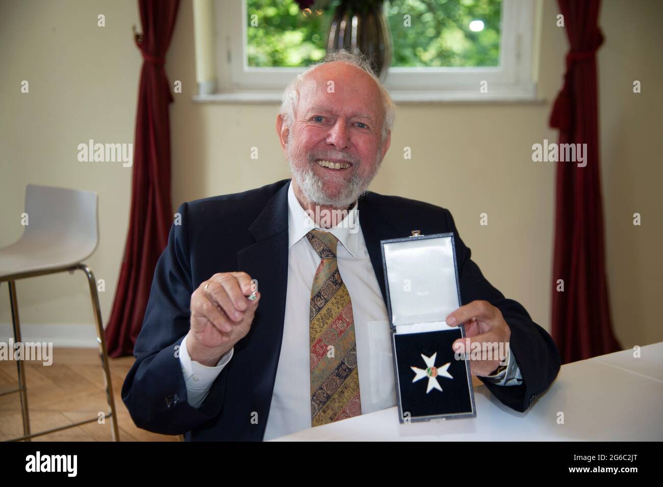 Duesseldorf, Deutschland. 28th June, 2021. Prof. Dr. Dr. Ernst-Ulrich von WEIZSAECKER, scientist and Honorary President of the Club of Rome, with the Order of Merit, Prime Minister Armin Laschet honors citizens of North Rhine-Westphalia for their exceptional commitment to society with the Order of Merit of the State, award of the Order of Merit of the State of North Rhine-Westphalia Westphalia in Duesseldorf on June 28th, 2021 ÃÂ Credit: dpa/Alamy Live News Stock Photo