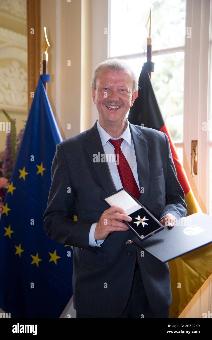 Duesseldorf, Deutschland. 28th June, 2021. Musician Prof. Andre SEBALD with the Order of Merit, Prime Minister Armin Laschet honors citizens of North Rhine-Westphalia for their exceptional commitment to society with the Order of Merit of the State, award of the Order of Merit of the State of North Rhine-Westphalia in Duesseldorf on June 28, 2021 ÃÂ ‚ Ã ‚ Credit: dpa/Alamy Live News Stock Photo