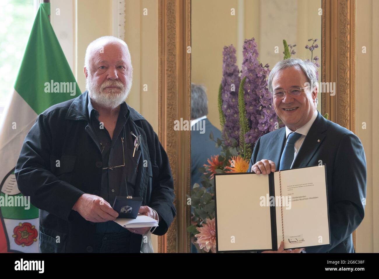 Duesseldorf, Deutschland. 28th June, 2021. Prime Minister Armin LASCHET honors the artist Otmar ALT, Prime Minister Armin Laschet honors citizens of North Rhine-Westphalia for their exceptional commitment to society with the Order of Merit of the State, award of the Order of Merit of the State of North Rhine-Westphalia in Duesseldorf on June 28, 2021 ÃÂ Credit: dpa/Alamy Live News Stock Photo