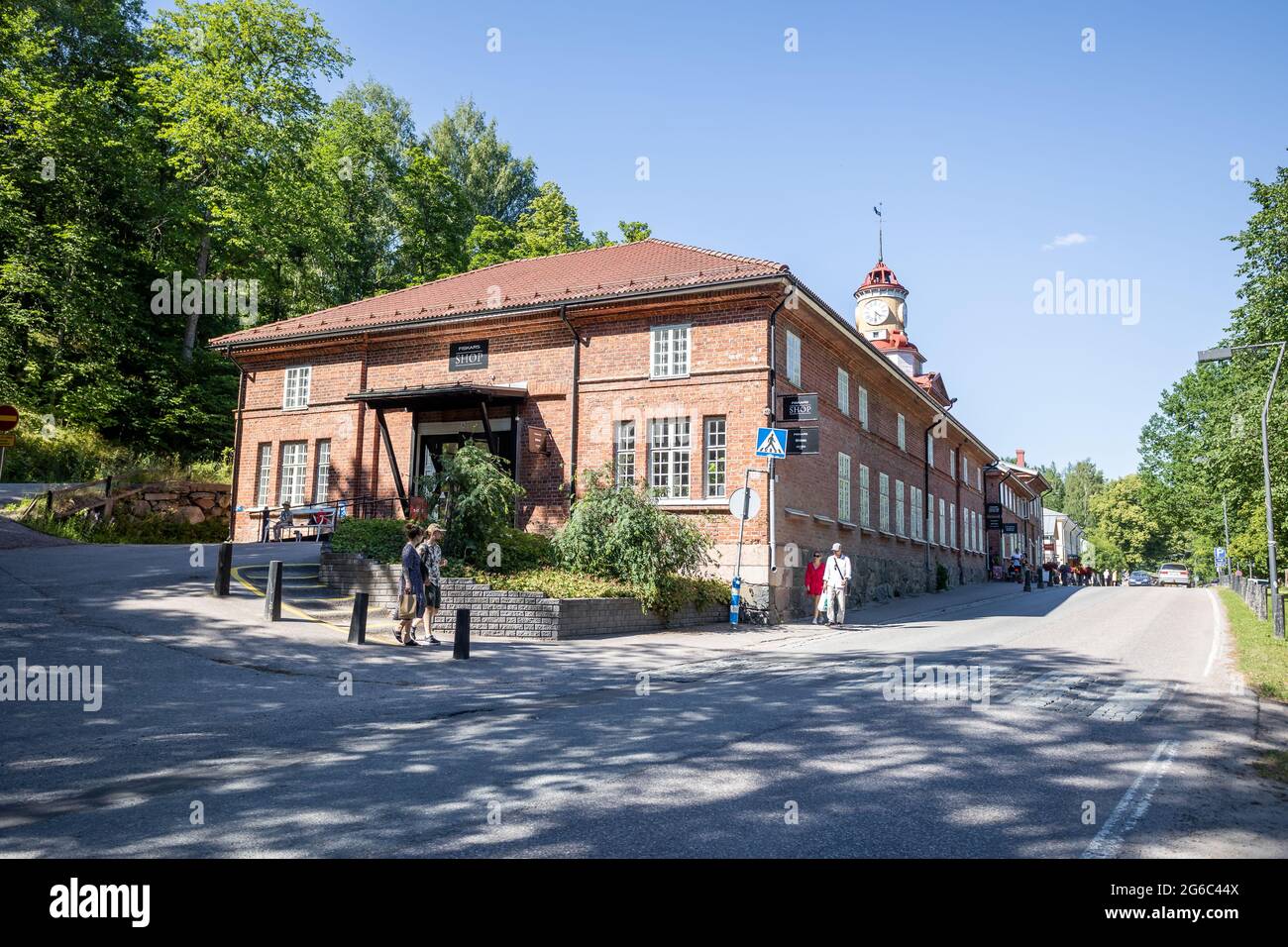 https://c8.alamy.com/comp/2G6C44X/the-clock-tower-building-in-fiskars-village-a-historical-ironworks-area-and-popular-travel-destination-in-southern-fin-2G6C44X.jpg