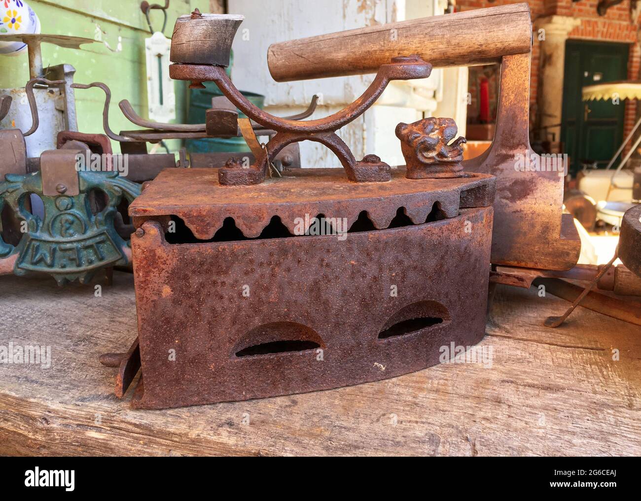 Cast iron irons hires stock photography and images Alamy