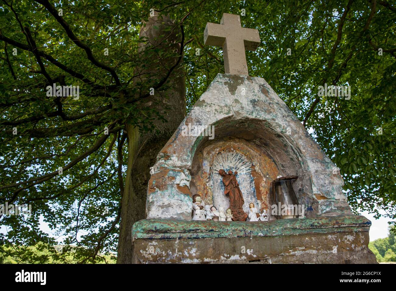 small altar under old trees in the Wahner Heath near Troisdorf, North Rhine-Westphalia, Germany.  Altaerchen unter alten Baeumen in der Wahner Heide b Stock Photo