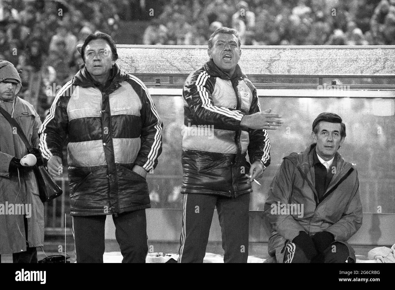 coach Luis MOLOWNY (Real Madrid), withte, gesticulates in front of the coachbank, SW recording, soccer UEFA Cup first leg Borussia Monchengladbach - Real Madrid 5: 1 on November 27, 1985 in the Rheinstadion Duesseldorf, Â Stock Photo